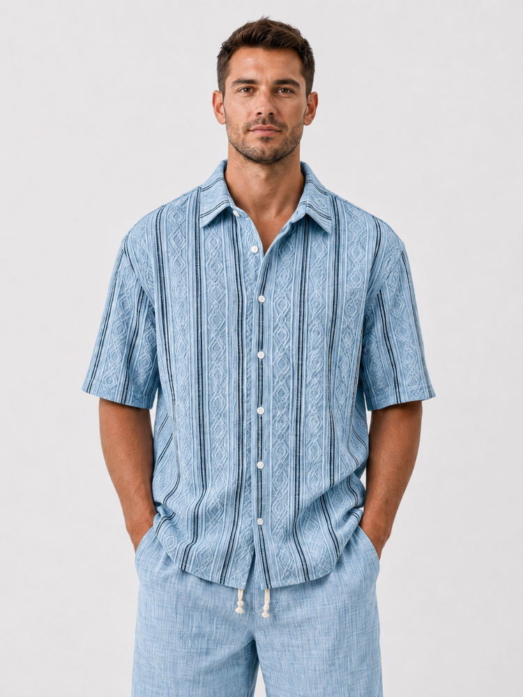 Casual, structured, breathable men's shirt with short sleeves and collar