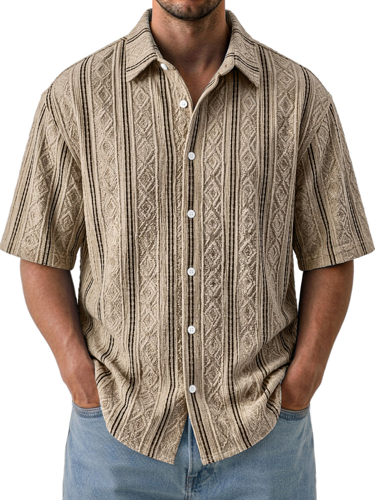 Casual, structured, breathable men's shirt with short sleeves and collar