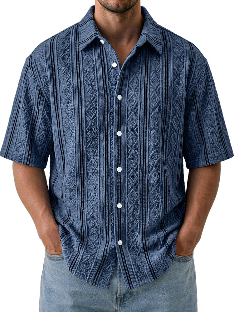 Casual, structured, breathable men's shirt with short sleeves and collar