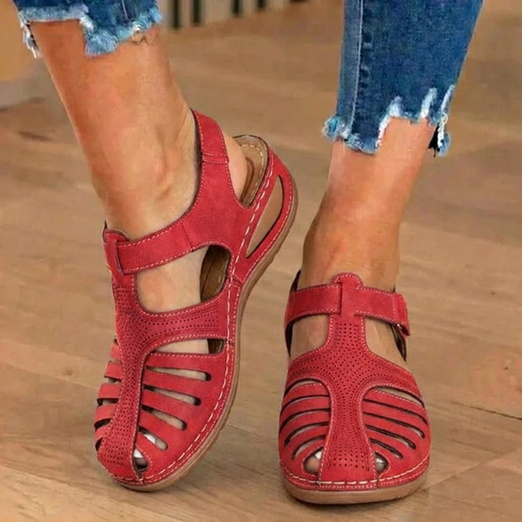 Breathable women's walking sandals with non-slip sole