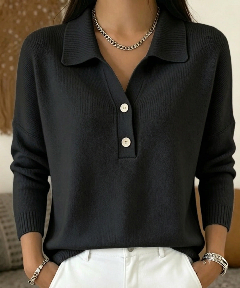 Relaxed women's knitted sweater with two buttons and polo collar