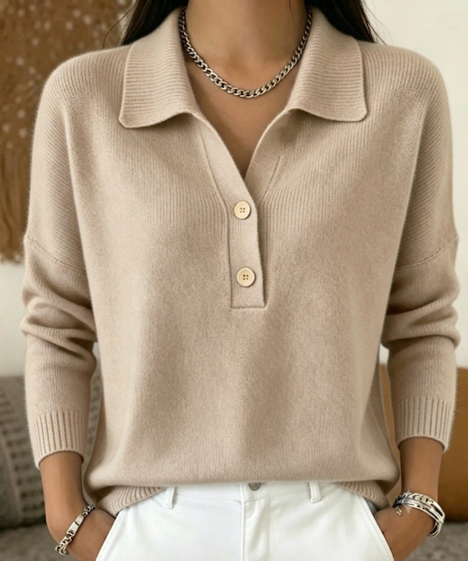 Relaxed women's knitted sweater with two buttons and polo collar