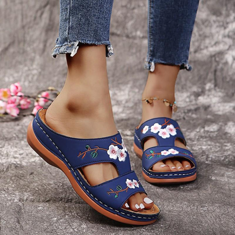 Vintage style casual wedge sandals with floral embroidery